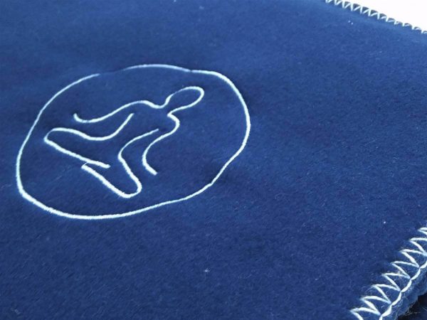 Manta de yoga POLAR CON BORDADO de Sanz Marti