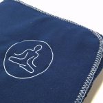 Manta de yoga POLAR CON BORDADO de Sanz Marti