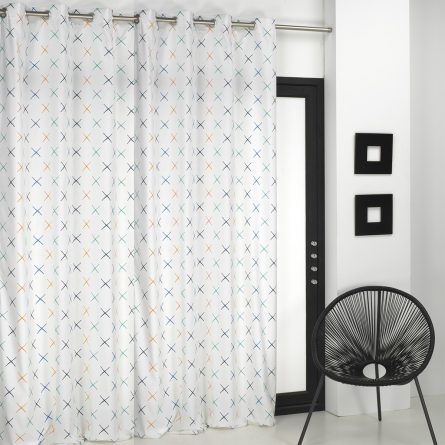 Cortina confeccionada con ollaos BRUNA de Camatex