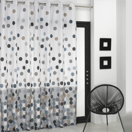 Cortina confeccionada con ollaos VILMA de Camatex