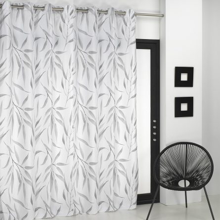 Cortina confeccionada con ollaos BAMBU de Camatex